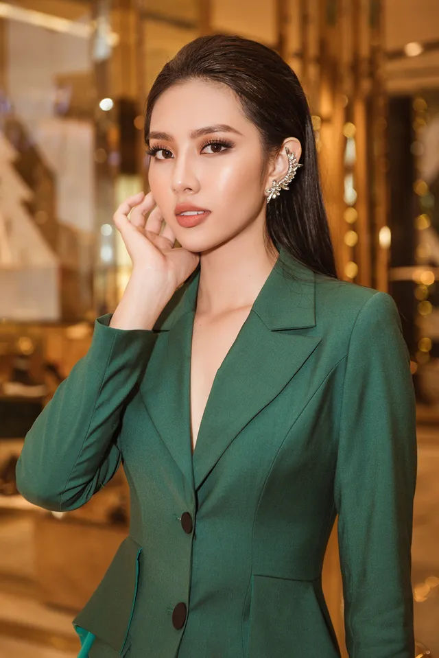 Người đẹp nhân ái Thùy Tiên khoe vẻ thời thượng với bộ suit xanh lá - Ảnh 4. Người đẹp nhân ái Thùy Tiên khoe vẻ thời thượng với bộ suit xanh lá - Ảnh 4.