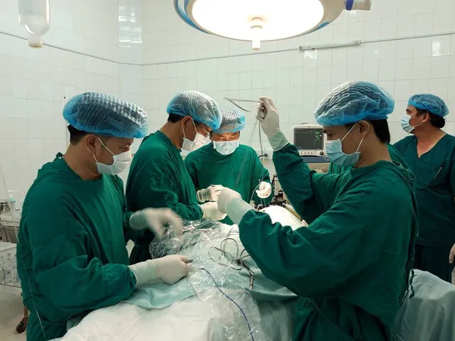 Nam thanh niên bị đạn bắn đứt động mạch cổ - Ảnh 2. Nam thanh niên bị đạn bắn đứt động mạch cổ - Ảnh 2.