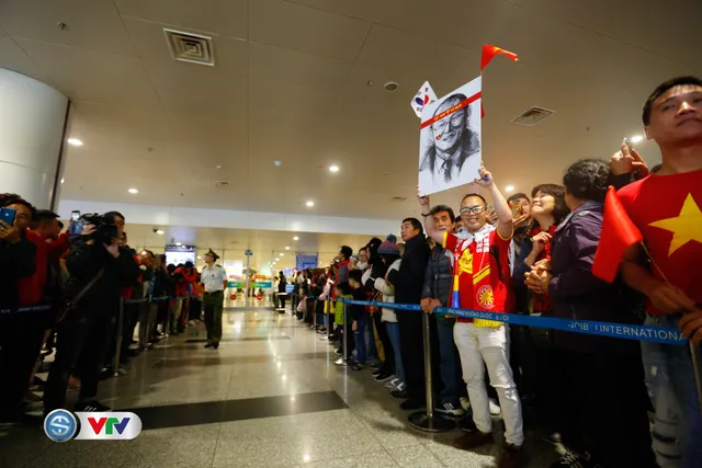 AFF Cup 2018: Bất chấp mưa rét, người hâm mộ chào đón ĐT Việt Nam về nước - Ảnh 2.