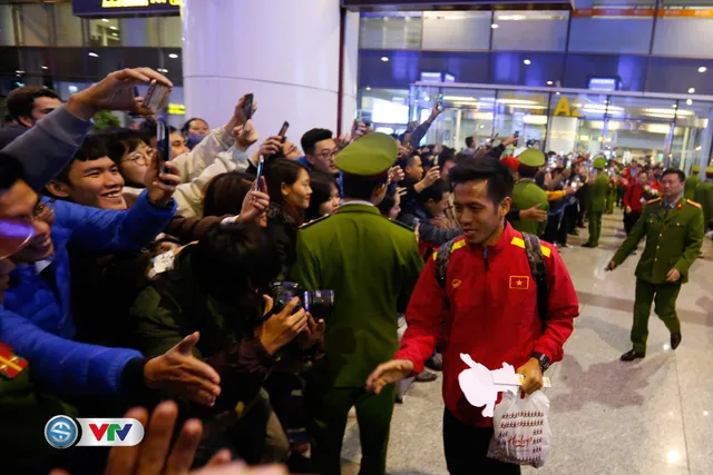 AFF Cup 2018: Bất chấp mưa rét, người hâm mộ chào đón ĐT Việt Nam về nước - Ảnh 5.