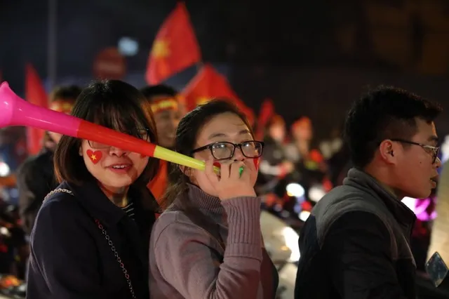 Sung sướng tột cùng, người dân đổ ra đường ăn mừng chức vô địch AFF Cup 2018 - Ảnh 8.