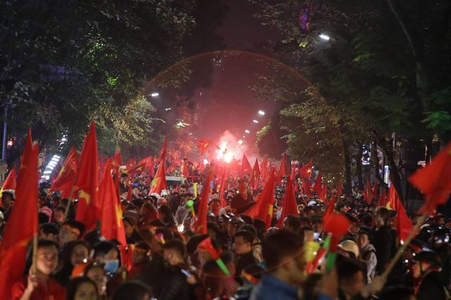 Sung sướng tột cùng, người dân đổ ra đường ăn mừng chức vô địch AFF Cup 2018 - Ảnh 4.