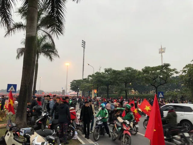 Hà Nội rực sắc đỏ trong ngày diễn ra chung kết AFF Cup 2018 - Ảnh 2.