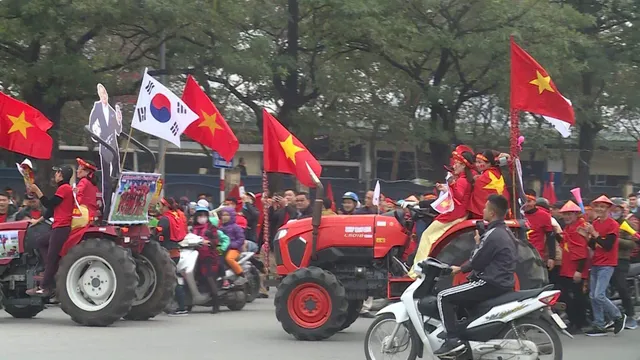 Hà Nội rực sắc đỏ trong ngày diễn ra chung kết AFF Cup 2018 - Ảnh 3.