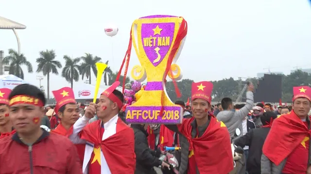 Hà Nội rực sắc đỏ trong ngày diễn ra chung kết AFF Cup 2018 - Ảnh 7.