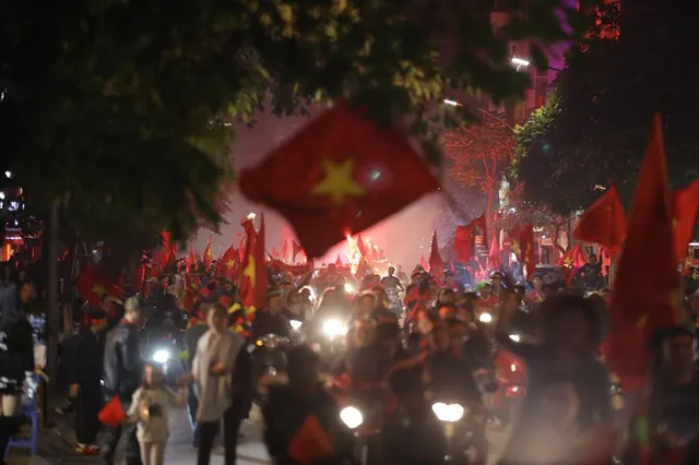 Sung sướng tột cùng, người dân đổ ra đường ăn mừng chức vô địch AFF Cup 2018 - Ảnh 2.