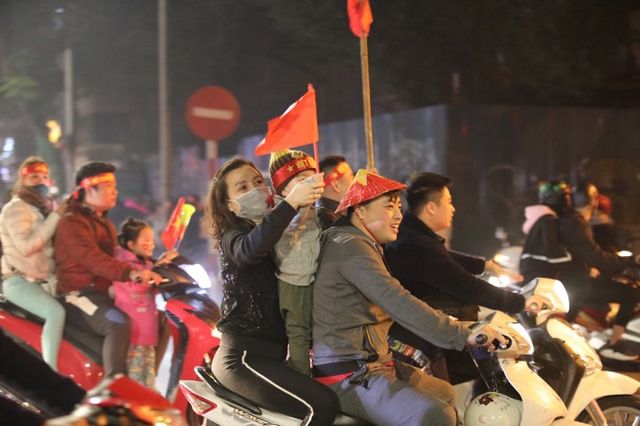 Sung sướng tột cùng, người dân đổ ra đường ăn mừng chức vô địch AFF Cup 2018 - Ảnh 9.