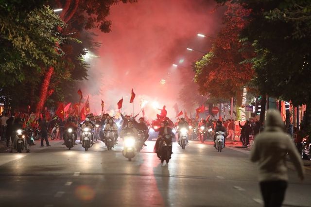 Sung sướng tột cùng, người dân đổ ra đường ăn mừng chức vô địch AFF Cup 2018 - Ảnh 1.