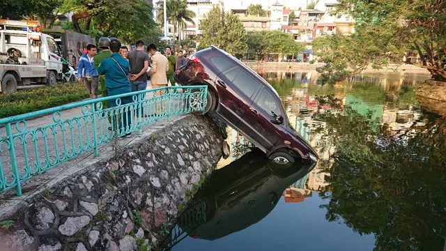 Ô tô lao qua dải phân cách xuống hồ Trúc Bạch - Ảnh 1.