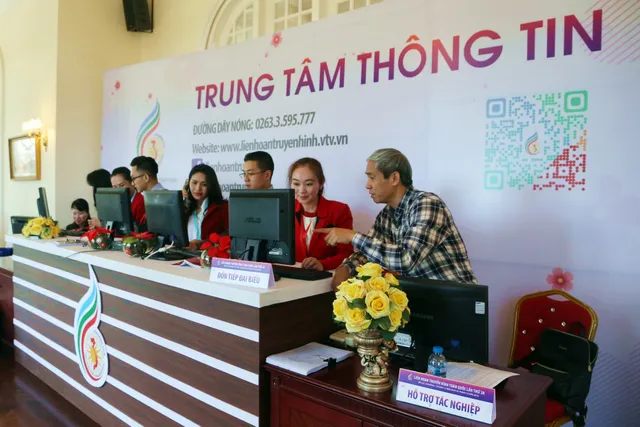 Thư ký đại biểu rạng rỡ trong ngày đầu đón tiếp đại biểu tới tham dự LHTHTQ lần thứ 38 - Ảnh 4.