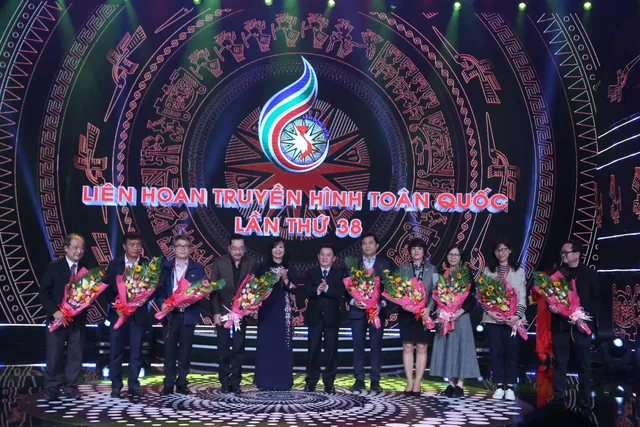 9 trưởng Ban Giám khảo - Khai mạc LHTHTQ 38 9 trưởng Ban Giám khảo - Khai mạc LHTHTQ 38