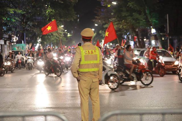 ĐT Việt Nam đặt một chân vào chung kết AFF Cup, CĐV đổ ra đường vui như trẩy hội - Ảnh 13.