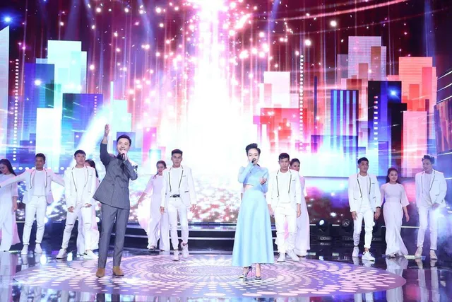 Phạm Anh Duy, Thái Bình (The voice) & Vũ đoàn Hải Yến biểu diễn ca khúc Đón bình minh khép lại Lễ trao giải LHTHTQ lần thứ 38. Phạm Anh Duy, Thái Bình (The voice) & Vũ đoàn Hải Yến biểu diễn ca khúc Đón bình minh khép lại Lễ trao giải LHTHTQ lần thứ 38.