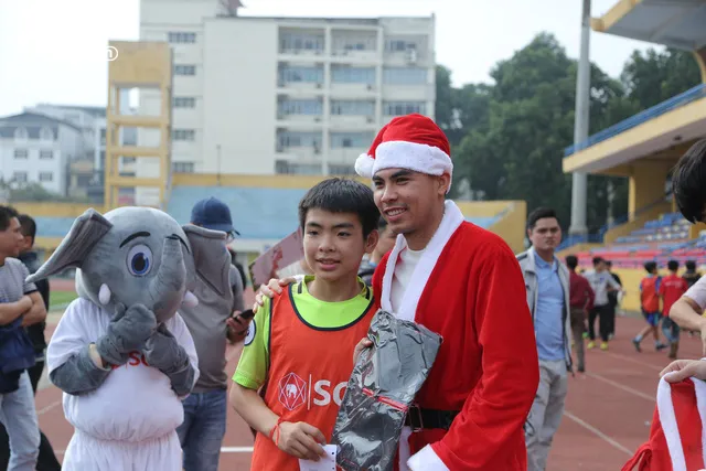 Duy Mạnh, Đức Huy, Thành Chung hóa ông già Noel tặng quà trẻ em trên sân Hàng Đẫy - Ảnh 4.