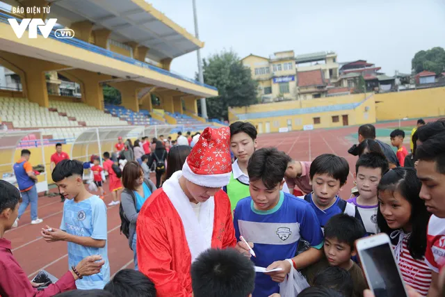 Duy Mạnh, Đức Huy, Thành Chung hóa ông già Noel tặng quà trẻ em trên sân Hàng Đẫy - Ảnh 10.