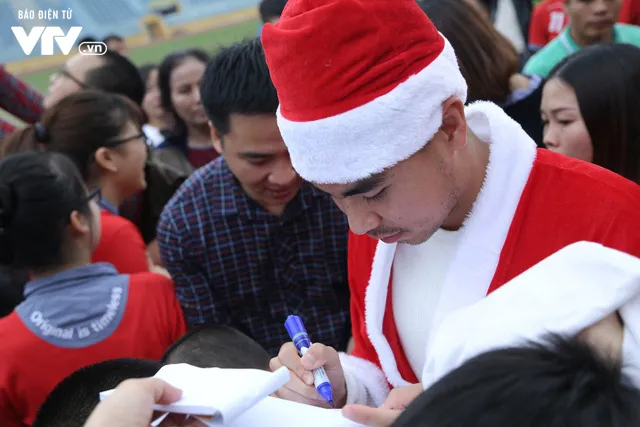 Duy Mạnh, Đức Huy, Thành Chung hóa ông già Noel tặng quà trẻ em trên sân Hàng Đẫy - Ảnh 16.