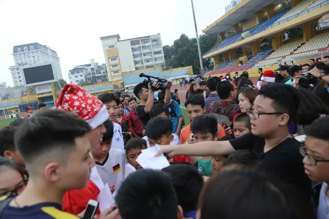 Duy Mạnh, Đức Huy, Thành Chung hóa ông già Noel tặng quà trẻ em trên sân Hàng Đẫy - Ảnh 17.