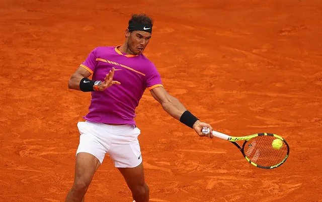 Rafael Nadal quá mạnh so với Roger Federer trên sân đất nện - Ảnh 1.