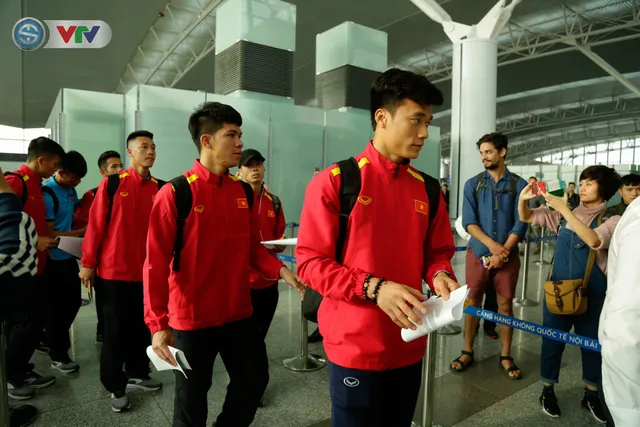 ĐT Việt Nam lên đường dự Asian Cup 2019 - Ảnh 18.