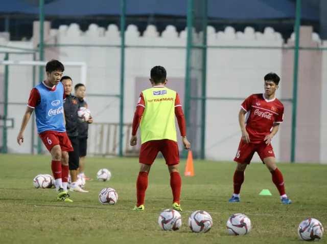 ẢNH: Buổi tập đầu tiên của ĐT Việt Nam tại Qatar chuẩn bị cho Asian Cup 2019 - Ảnh 9.