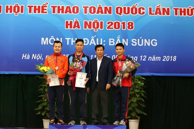 Bộ trưởng Nguyễn Ngọc Thiện trao thưởng cho các huy chương Bắn súng - Ảnh 1.