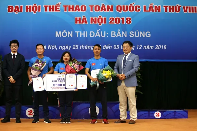 Bộ trưởng Nguyễn Ngọc Thiện trao thưởng cho các huy chương Bắn súng - Ảnh 3.