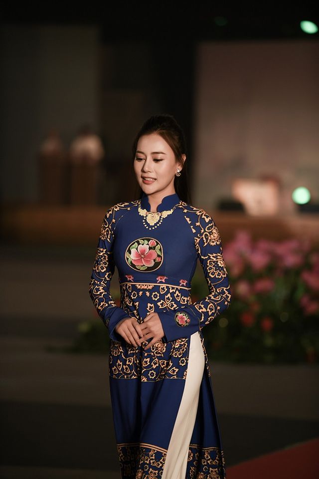 Huyền My, Phương Oanh trình diễn áo dài tại Hàn Quốc - Ảnh 4.