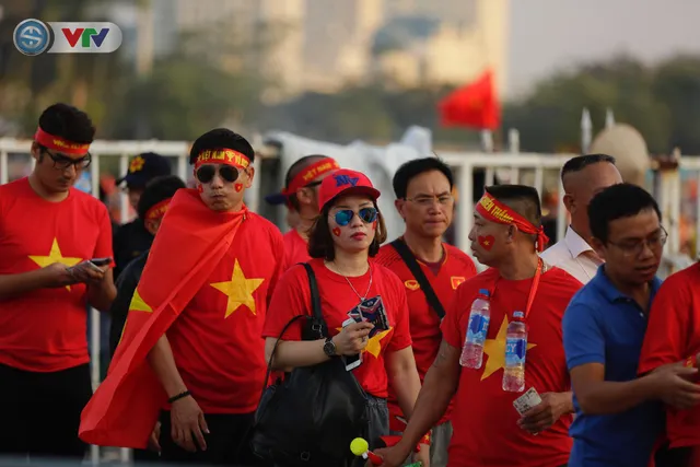 AFF Cup 2018: Các CĐV Việt Nam đến sân sớm trước trận gặp ĐT Philippines - Ảnh 12.