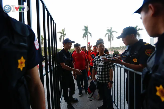 AFF Cup 2018: Các CĐV Việt Nam đến sân sớm trước trận gặp ĐT Philippines - Ảnh 4.