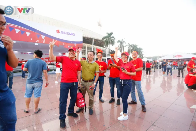 AFF Cup 2018: Các CĐV Việt Nam đến sân sớm trước trận gặp ĐT Philippines - Ảnh 11.