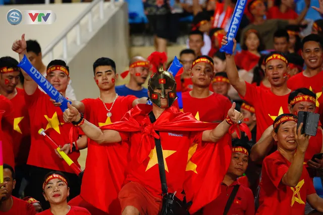 ẢNH: Mỹ Đình ngập tràn sắc đỏ trận ĐT Việt Nam - ĐT Philippines (Bán kết lượt về AFF Cup 2018) - Ảnh 9.