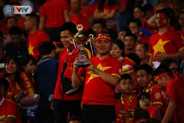 ẢNH: Mỹ Đình ngập tràn sắc đỏ trận ĐT Việt Nam - ĐT Philippines (Bán kết lượt về AFF Cup 2018) - Ảnh 8.