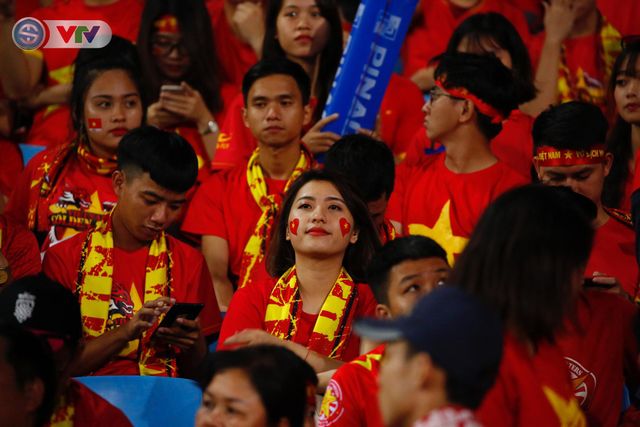 ẢNH: Mỹ Đình ngập tràn sắc đỏ trận ĐT Việt Nam - ĐT Philippines (Bán kết lượt về AFF Cup 2018) - Ảnh 6.