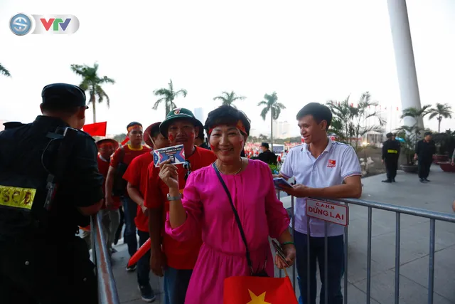 AFF Cup 2018: Các CĐV Việt Nam đến sân sớm trước trận gặp ĐT Philippines - Ảnh 7.