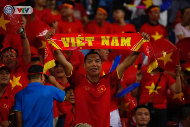 ẢNH: Mỹ Đình ngập tràn sắc đỏ trận ĐT Việt Nam - ĐT Philippines (Bán kết lượt về AFF Cup 2018) - Ảnh 4.