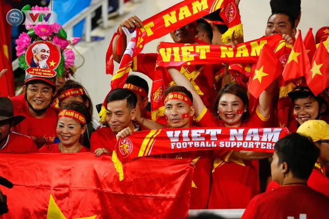 ẢNH: Mỹ Đình ngập tràn sắc đỏ trận ĐT Việt Nam - ĐT Philippines (Bán kết lượt về AFF Cup 2018) - Ảnh 2.