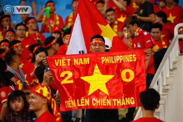 ẢNH: Mỹ Đình ngập tràn sắc đỏ trận ĐT Việt Nam - ĐT Philippines (Bán kết lượt về AFF Cup 2018) - Ảnh 1.