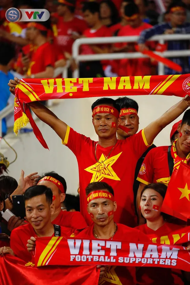 ẢNH: Mỹ Đình ngập tràn sắc đỏ trận ĐT Việt Nam - ĐT Philippines (Bán kết lượt về AFF Cup 2018) - Ảnh 5.