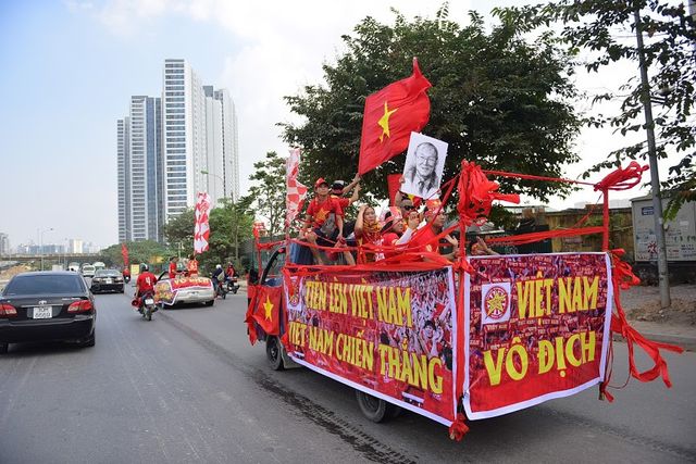 ĐT Việt Nam - ĐT Philippines: Rầm rộ diễu hành chờ vé vào chung kết - Ảnh 4.