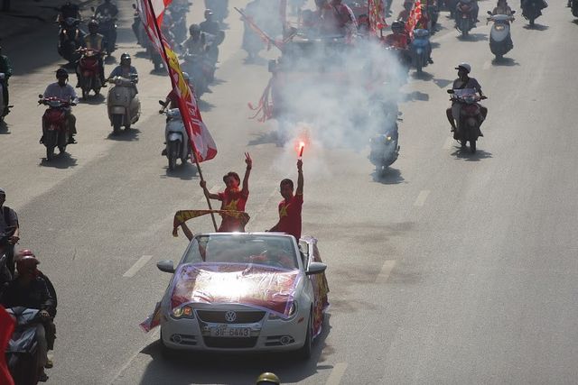 ĐT Việt Nam - ĐT Philippines: Rầm rộ diễu hành chờ vé vào chung kết - Ảnh 6.