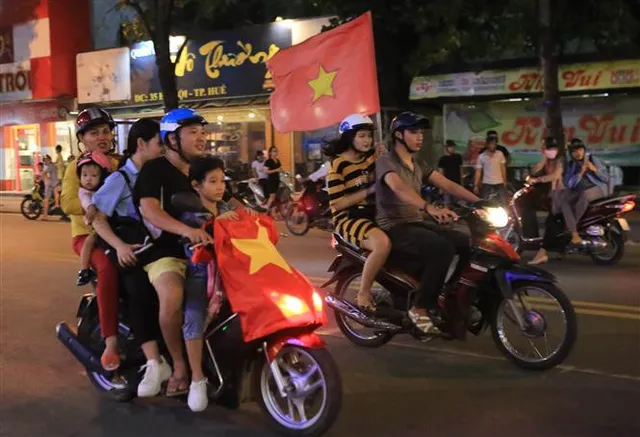 vna_potal_hang_trieu_nguoi_ham_mo_do_ra_duong_mung_chien_thang_doi_tuyen_viet_nam_225811595_3616747 vna_potal_hang_trieu_nguoi_ham_mo_do_ra_duong_mung_chien_thang_doi_tuyen_viet_nam_225811595_3616747
