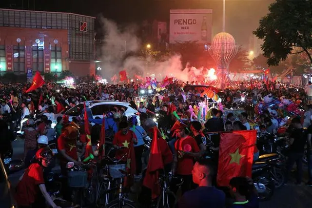 vna_potal_hang_trieu_nguoi_ham_mo_do_ra_duong_mung_chien_thang_doi_tuyen_viet_nam_225822490_3616755 vna_potal_hang_trieu_nguoi_ham_mo_do_ra_duong_mung_chien_thang_doi_tuyen_viet_nam_225822490_3616755