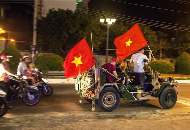 vna_potal_hang_trieu_nguoi_ham_mo_do_ra_duong_mung_chien_thang_doi_tuyen_viet_nam_225826129_3616758 vna_potal_hang_trieu_nguoi_ham_mo_do_ra_duong_mung_chien_thang_doi_tuyen_viet_nam_225826129_3616758