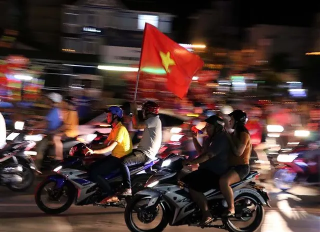 vna_potal_hang_trieu_nguoi_ham_mo_do_ra_duong_mung_chien_thang_doi_tuyen_viet_nam_225906231_3616741 vna_potal_hang_trieu_nguoi_ham_mo_do_ra_duong_mung_chien_thang_doi_tuyen_viet_nam_225906231_3616741