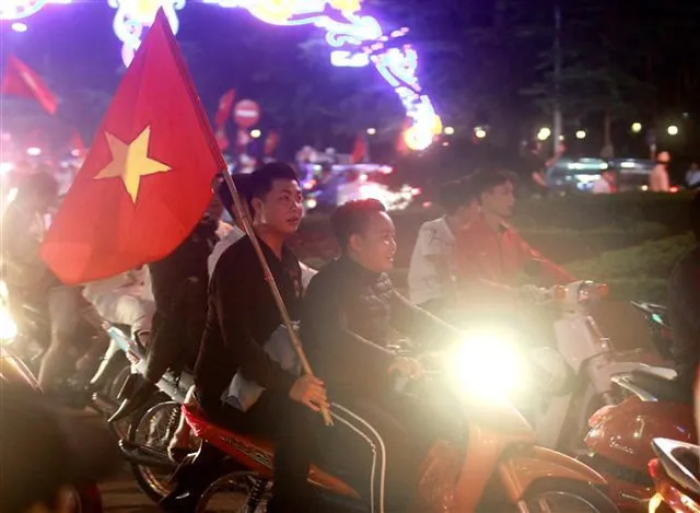 vna_potal_hang_trieu_nguoi_ham_mo_do_ra_duong_mung_chien_thang_doi_tuyen_viet_nam_225911982_3616721 vna_potal_hang_trieu_nguoi_ham_mo_do_ra_duong_mung_chien_thang_doi_tuyen_viet_nam_225911982_3616721