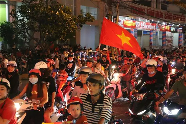 vna_potal_hang_trieu_nguoi_ham_mo_do_ra_duong_mung_chien_thang_doi_tuyen_viet_nam_225925363_3616706 vna_potal_hang_trieu_nguoi_ham_mo_do_ra_duong_mung_chien_thang_doi_tuyen_viet_nam_225925363_3616706
