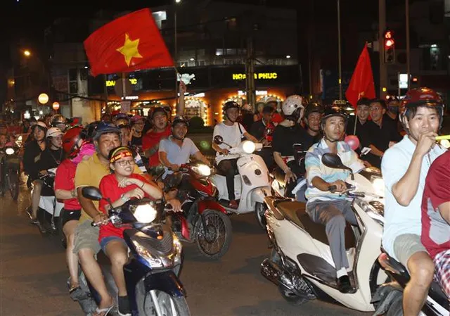 vna_potal_hang_trieu_nguoi_ham_mo_do_ra_duong_mung_chien_thang_doi_tuyen_viet_nam_225952604_3616750 vna_potal_hang_trieu_nguoi_ham_mo_do_ra_duong_mung_chien_thang_doi_tuyen_viet_nam_225952604_3616750