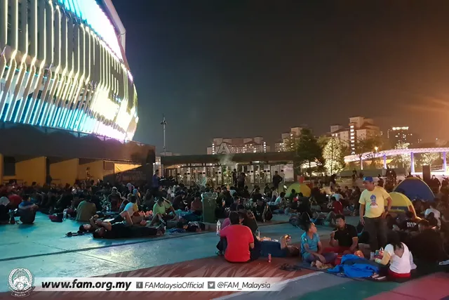 ẢNH: Hàng chục nghìn người hâm mộ Malaysia xếp hàng xuyên đêm chờ mua vé chung kết AFF Cup 2018 - Ảnh 10.