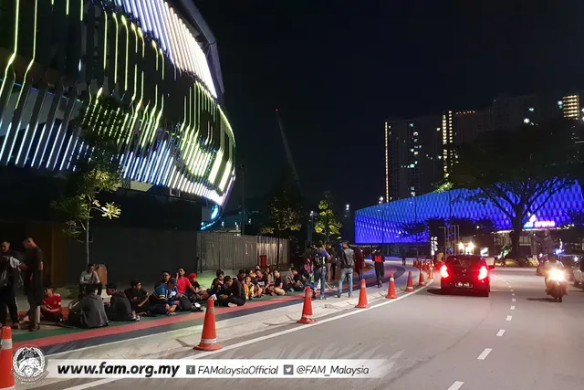 ẢNH: Hàng chục nghìn người hâm mộ Malaysia xếp hàng xuyên đêm chờ mua vé chung kết AFF Cup 2018 - Ảnh 4.