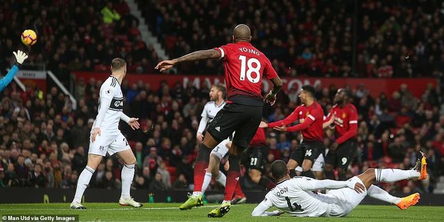 Ashley Young mất hơn 2,5 năm mới ghi bàn ở Old Trafford - Ảnh 1.